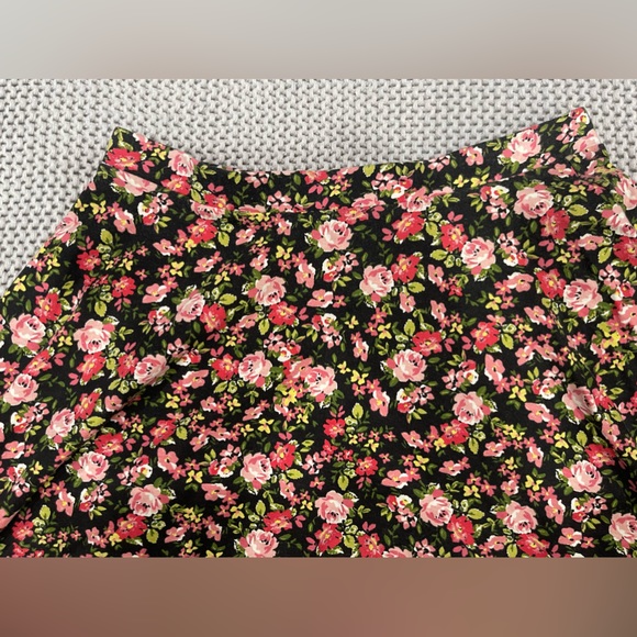 LIKE NEW Floral Skater Girl Skirt with Elastic Waist - Picture 3 of 3